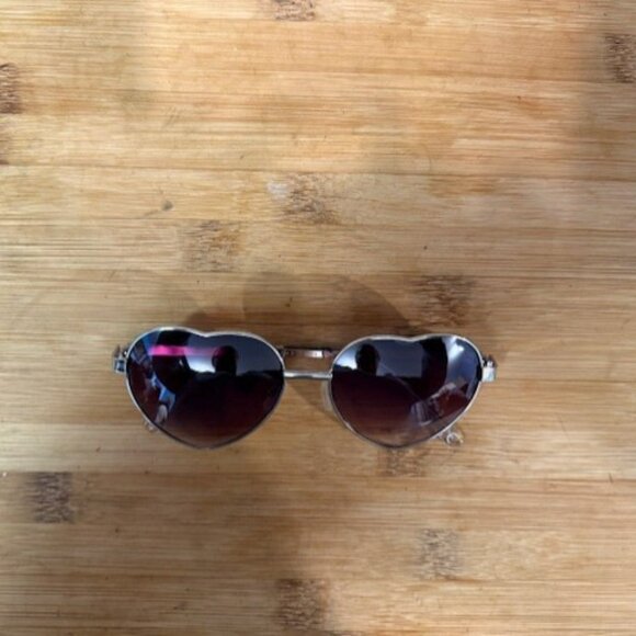 Retro Heart-Shaped Wire (Silver / Chrome) Frame Sunglasses - Picture 2 of 16